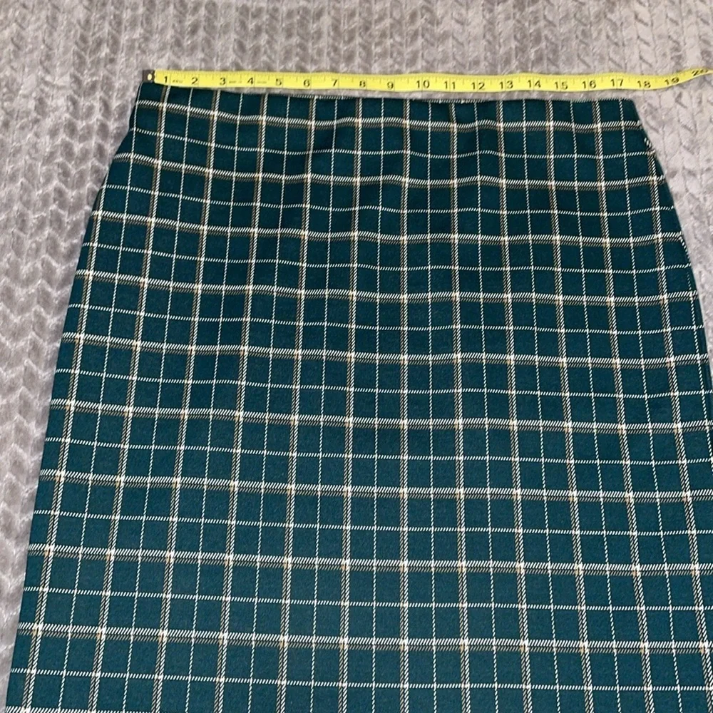 Ann Taylor Elastic Waist Midi Skirt.  Size Large.  Plaid.  Green & White.